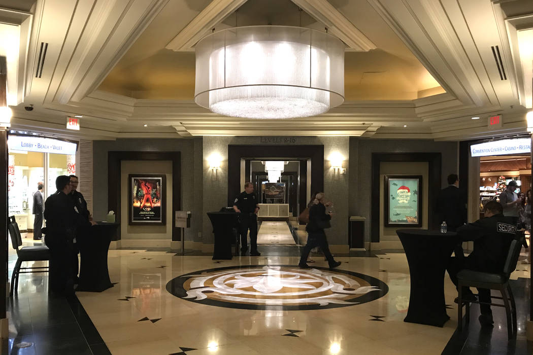La seguridad está presente en la parte inferior de los ascensores que conducen a las habitaciones del hotel en Mandalay Bay, Las Vegas, el martes 28 de noviembre de 2017. Bridget Bennett Las Vega ...