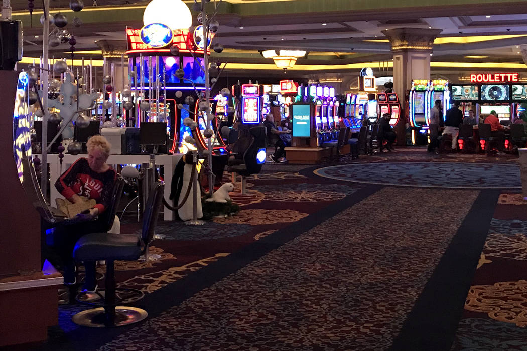 Los clientes juegan máquinas tragamonedas y otras máquinas en el Mandalay Bay en Las Vegas, martes, 28 de noviembre de 2017. Bridget Bennett Las Vegas Review-Journal