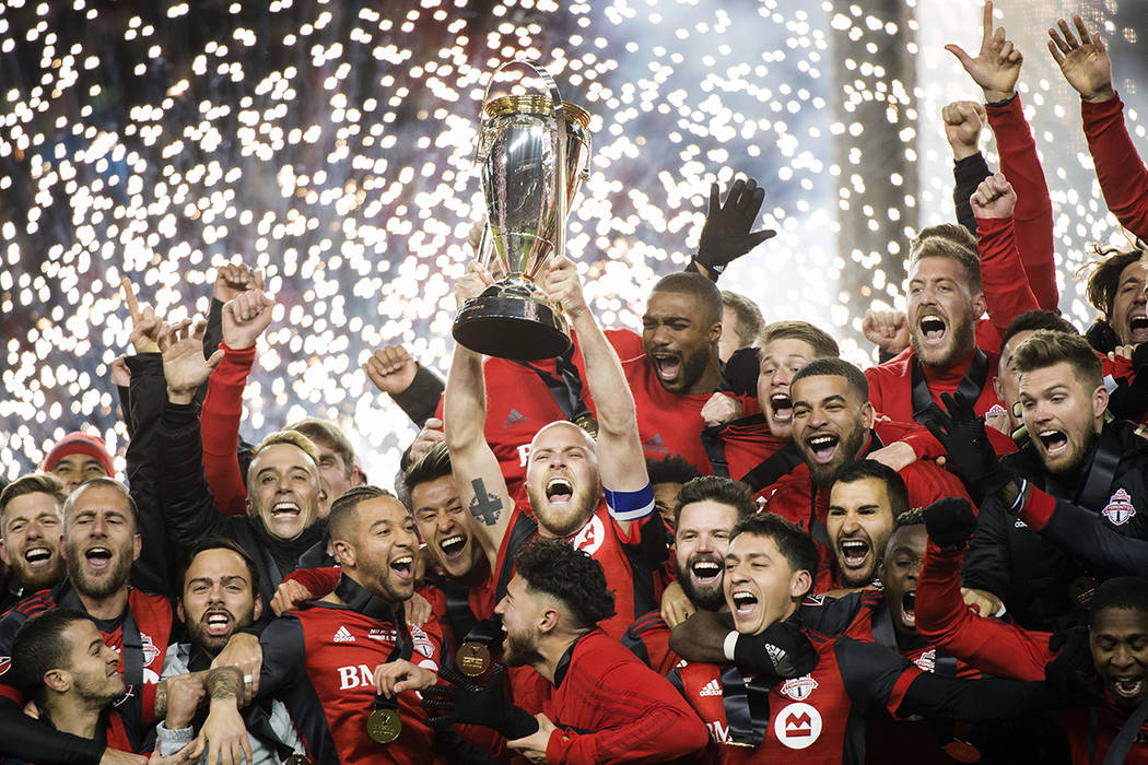 El capitán del Toronto FC, Michael Bradley, levanta el trofeo mientras el equipo celebra su victoria sobre los Seattle Sounders en la final de la Copa MLS en Toronto, el sábado 9 de diciembre de ...