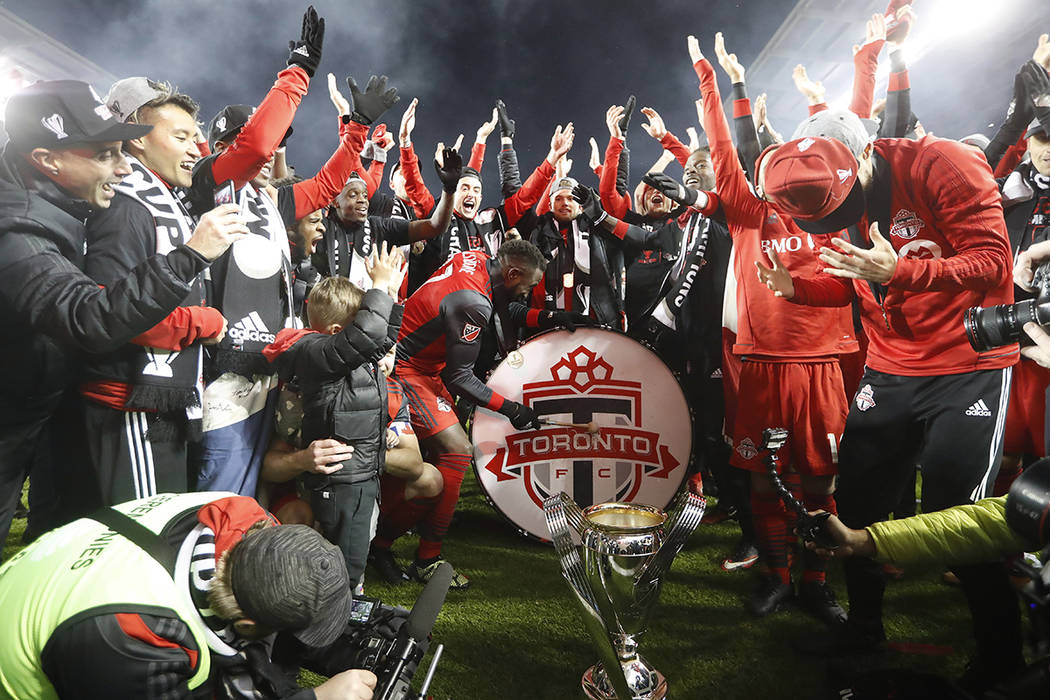 El delantero del Toronto FC Jozy Altidore (17) toca un tambor mientras el equipo celebra con la multitud tras su victoria sobre los Seattle Sounders en la final de la Copa MLS en Toronto, el sába ...