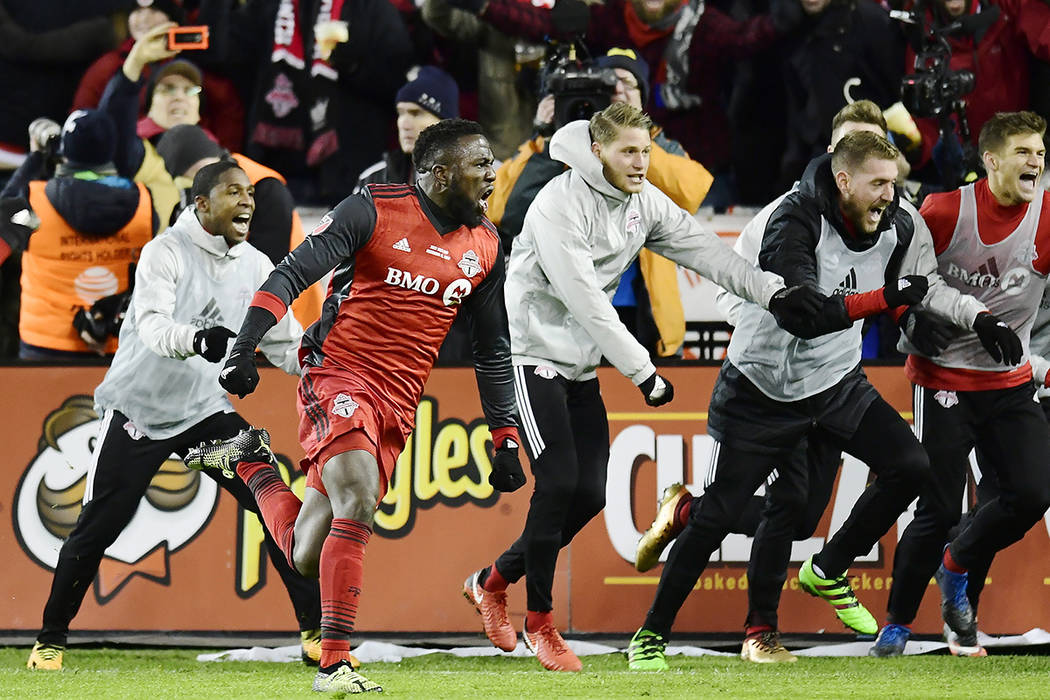 El delantero del Toronto FC Jozy Altidore, delantero izquierdo, celebra su gol contra los Seattle Sounders durante la segunda mitad de la Copa MLS de fútbol en Toronto, el sábado 9 de diciembre  ...