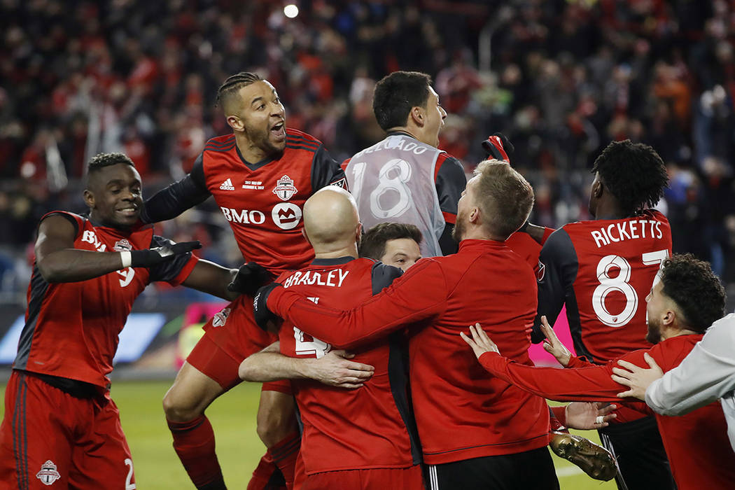 Los jugadores del Toronto FC celebran un gol del centrocampista Víctor Vázquez, en tiempo de descuento contra los Seattle Sounders durante la segunda mitad de la Copa MLS en Toronto, el sábado  ...