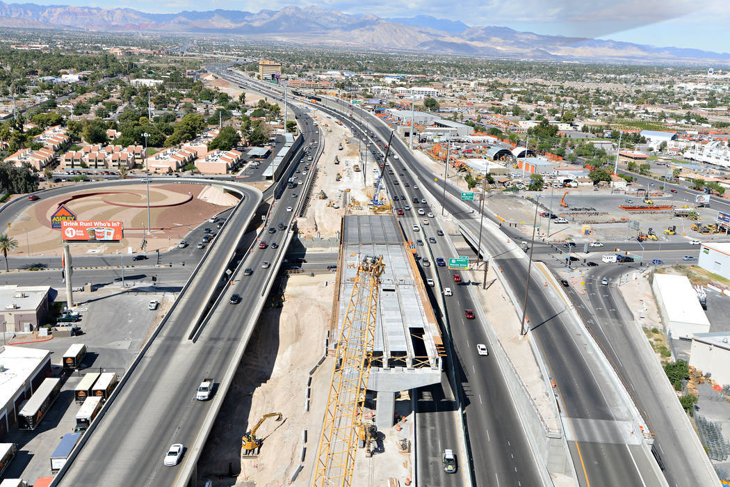 Vista de la autopista U.S.95 mirando hacia el oeste desde arriba del Spaghetti Bowl hacia Rancho Drive en Las Vegas. El proyecto se completó recientemente como parte del Proyecto Neon en Las Vega ...