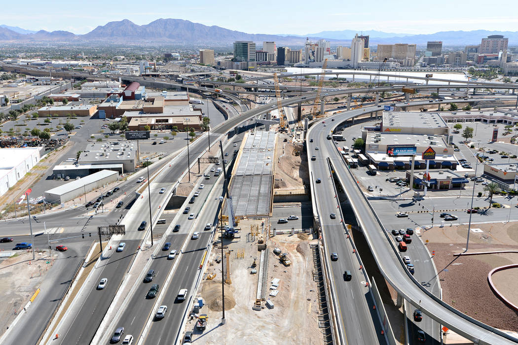 Vista de la autopista U.S.95 mirando hacia el este en Martin Luther Boulevard en Las Vegas. A la derecha del puente está la nueva alineación de  U.S. 95 hacia el sur que fue completada por Kiewi ...