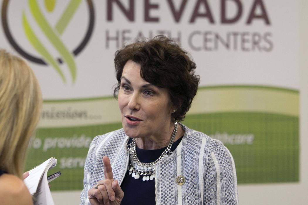 U.S. Rep. Jacky Rosen, D-Nev., habla en los Centros de Salud de Nevada para analizar los esfuerzos legislativos para abordar la escasez de médicos en Nevada el lunes 21 de agosto de 2017 en Las V ...