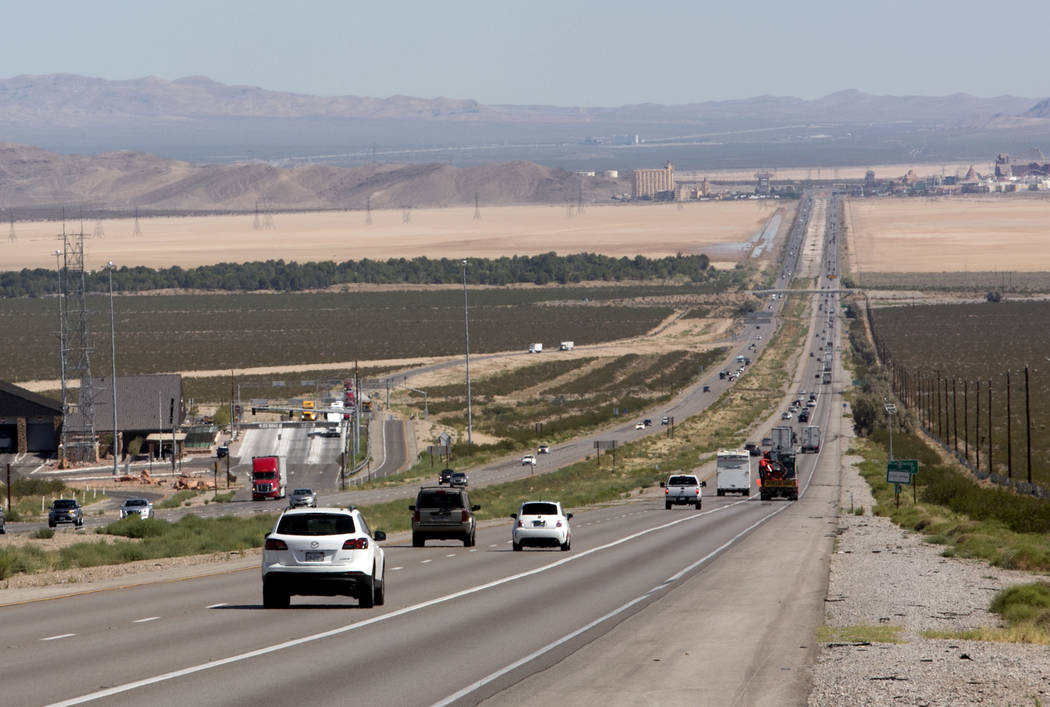 El tráfico se ve en la carretera interestatal 15 en el sur de California, a unos siete kilómetros al sur de Primm, en agosto. (Bizuayehu Tesfaye / Las Vegas Review-Journal)