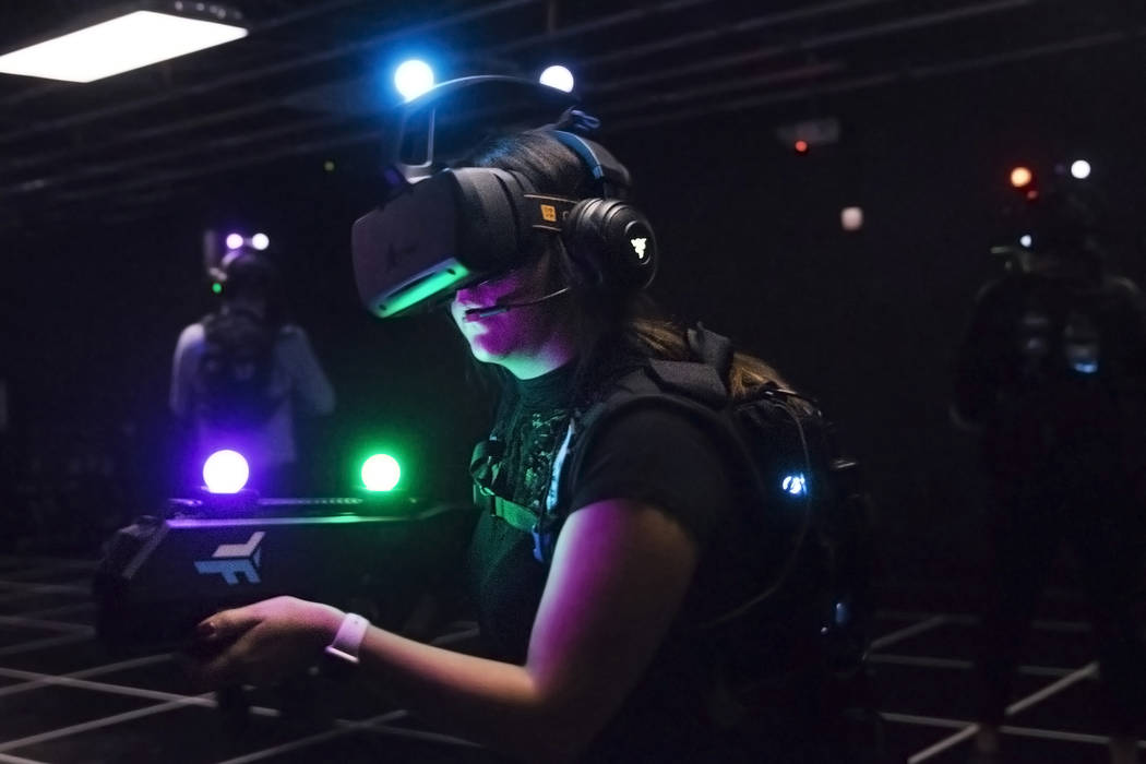 Joslyn Garcia, en medio, busca objetivos mientras juega en una experiencia de realidad virtual el martes 5 de septiembre de 2017 en el hotel casino MGM Grand de Las Vegas. Benjamin Hager Las Vegas ...