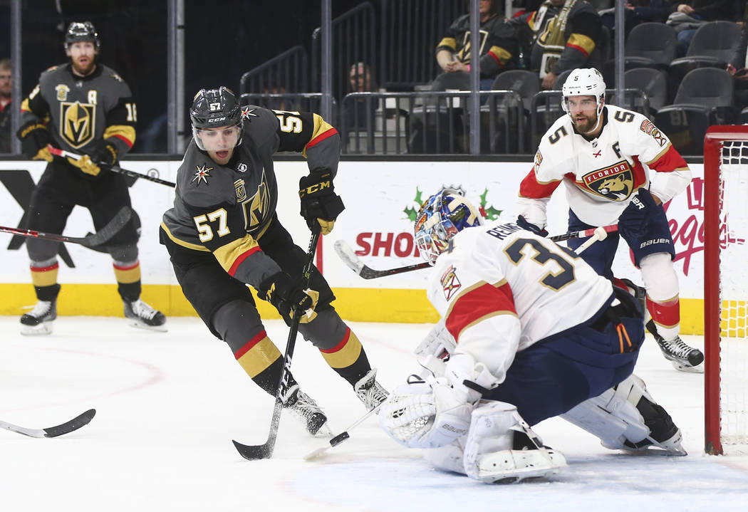 El portero de los Florida Panthers, James Reimer (34) defiende contra un tiro de David Perron (57) de los Golden Knights  durante un juego de hockey de la NHL en el T-Mobile Arena en Las Vegas el  ...