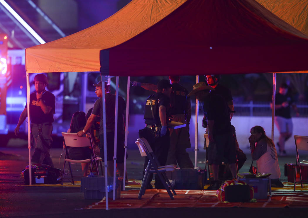 Trabajadores de emergencia tratan a los heridos mientras la policía de Las Vegas responde durante una situación de tirador activo en Las Vegas Strip en Las Vegas el domingo 1° de octubre de 201 ...