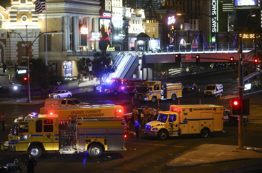 Policía de Las Vegas y vehículos de emergencia en escena después de una situación de tirador activo que dejó 50 muertos y más de 200 heridos en Las Vegas Strip durante las primeras horas del ...