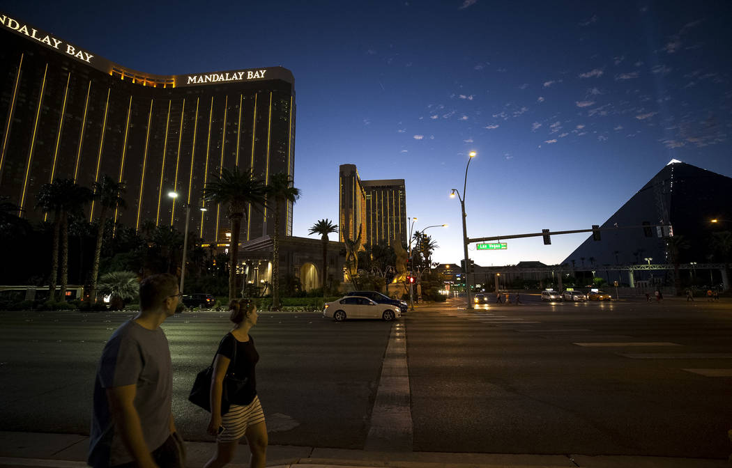 La gente camina frente al Mandalay Bay en Las Vegas Strip al atardecer del miércoles 11 de octubre de 2017. Richard Brian Las Vegas Review-Journal @vegasphotograph