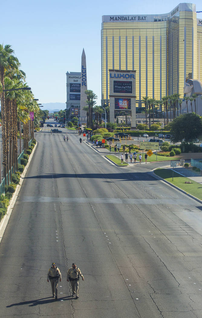 La policía de Las Vegas mantiene el Strip al sur de Tropicana Avenue despejado el lunes 2 de octubre de 2017 en Las Vegas. Un pistolero en la habitación del hotel Mandalay Bay disparó a una mul ...
