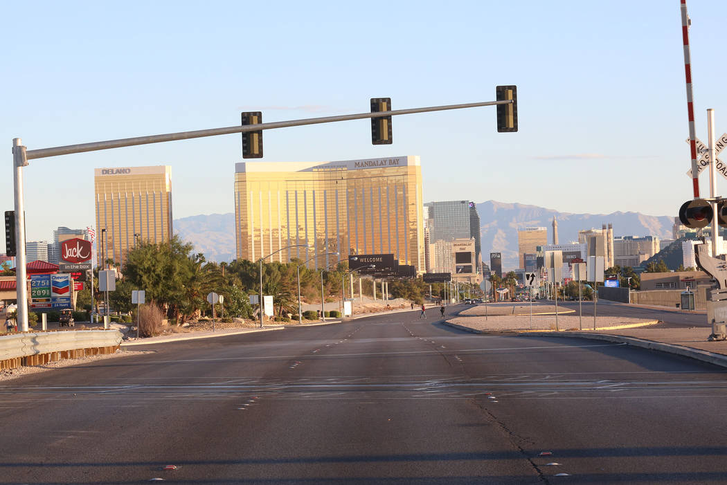 Las Vegas Boulevard permanece cerrado mientras la policía de Las Vegas investiga el lunes 2 de octubre de 2017 en el hotel casino  Mandalay Bay donde murieron al menos 50 personas y más de 400 r ...
