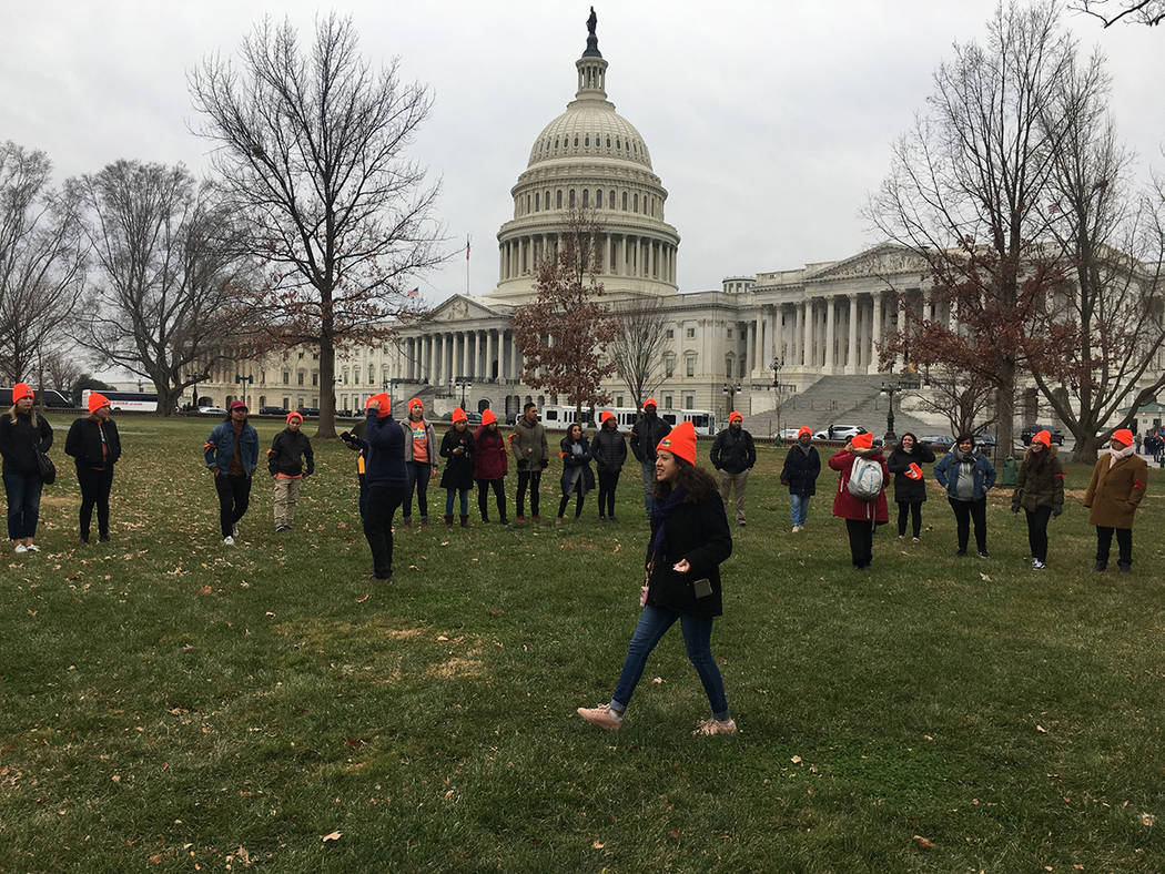Más de un centenar de “dreamers” y activistas protestaron hoy dentro de los edificios del Congreso de Estados Unidos, y se declararon optimistas de lograr un alivio migratorio, pese a la deci ...