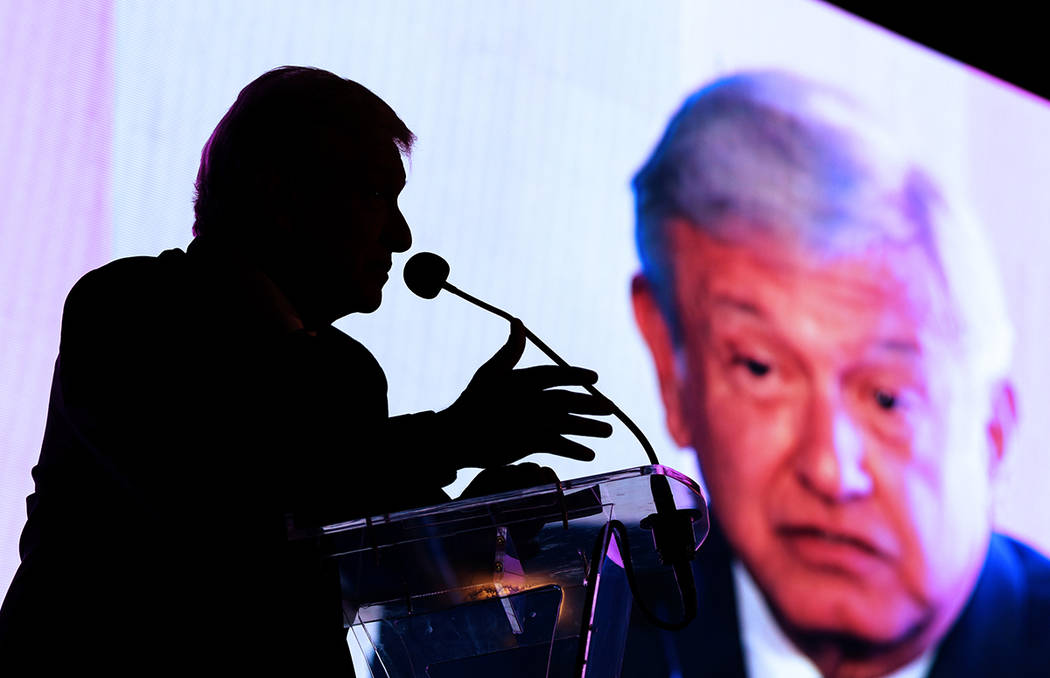 Andrés Manuel López Obrador se registró este lunes como precandidato del partido Encuentro Social a la Presidencia de la República para los comicios del próximo año, acto en el que convoc ...