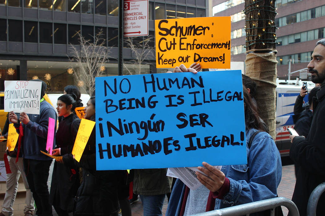 ARCHIVO.- Cerca de un centenar de personas urgieron hoy al líder demócrata en el Senado, Charles Schumer, a que rechace las disposiciones para financiar la agenda contra la inmigración contenid ...