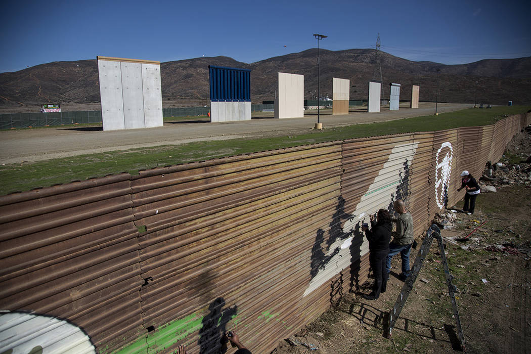 La Organización Friends of Friendships Park anunció un convivio en el que artistas de México y Estados Unidos pintarán murales de amistad frente a los nueve prototipos del nuevo muro fronteriz ...