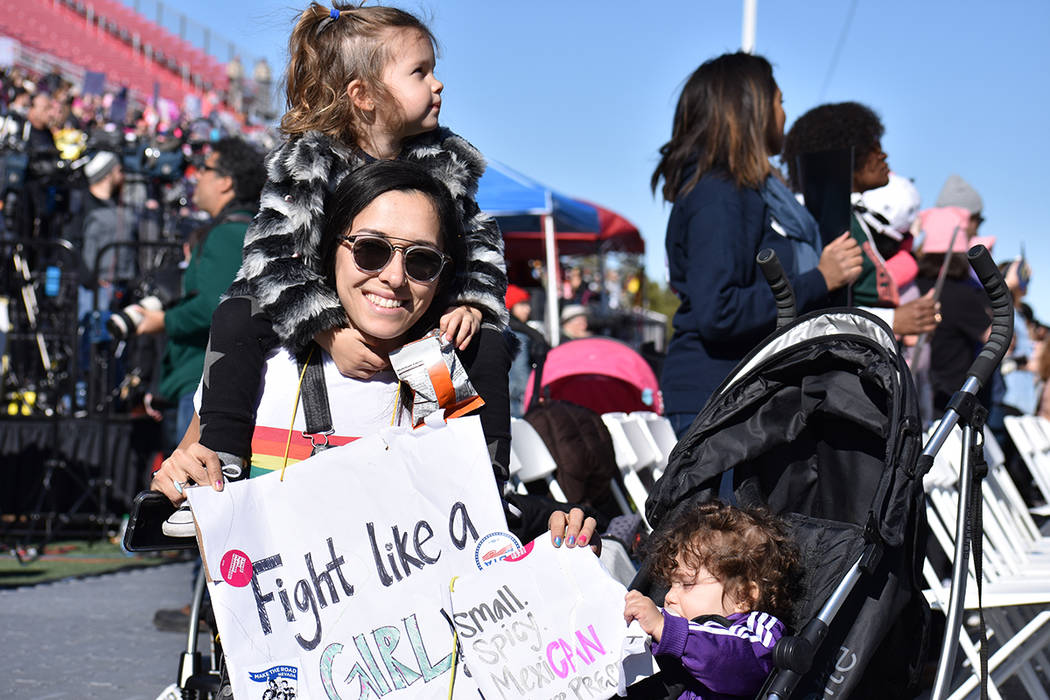 Jessica Molina acudió al evento en compañía de sus dos pequeñas hijas. 21 de enero del 2018 en estadio Sam Boyd. Foto Anthony Avellaneda / El Tiempo.
