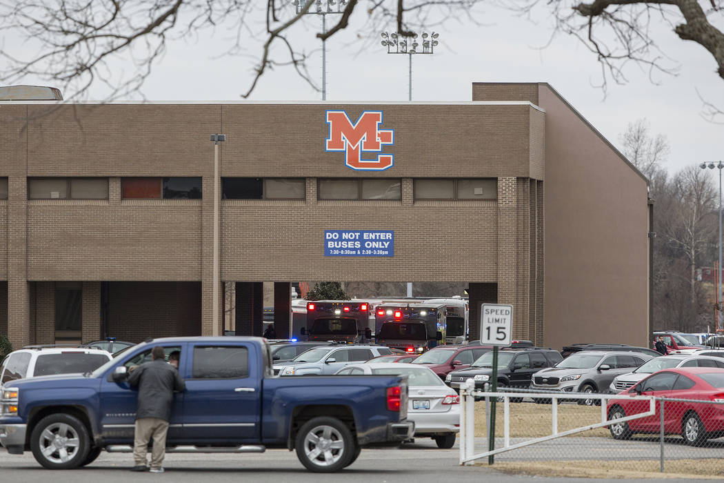Los equipos de emergencia responden a Marshall County High School después de un tiroteo fatal en la escuela el martes 23 de enero de 2018 en Benton, Kentucky. (Ryan Hermens / The Paducah Sun vía AP)