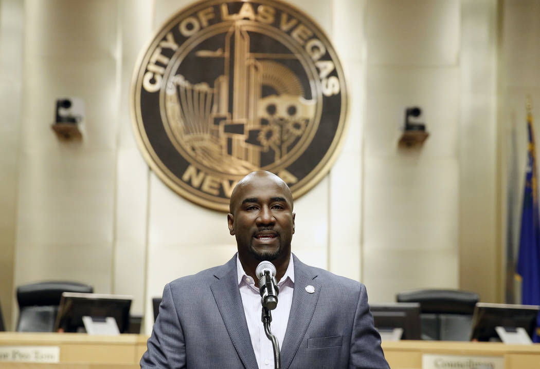 El concejal de la ciudad de Las Vegas Ricki Barlow anuncia su renuncia durante una conferencia de prensa en las cámaras del consejo en el Ayuntamiento el lunes 22 de enero de 2018 en Las Vegas. ( ...