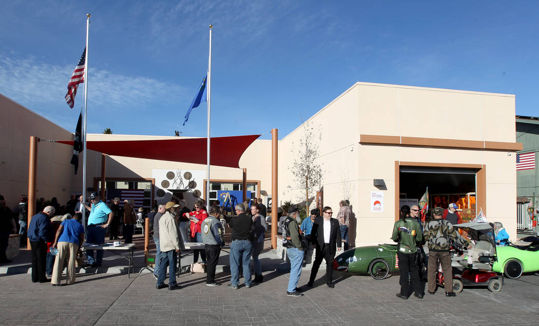 Veteranos y simpatizantes se reúnen en Veterans Village 2 en el centro de Las Vegas el miércoles 24 de enero de 2018 para escuchar al candidato republicano a la gobernación, el Fiscal General d ...