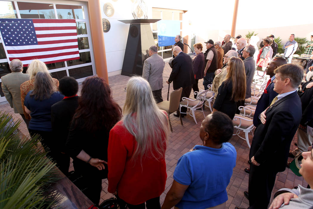 Veteranos y seguidores recitan el Juramento a la Bandera en Veterans Village 2 en el centro de Las Vegas el miércoles 24 de enero de 2018, antes de un discurso del candidato republicano a la gobe ...
