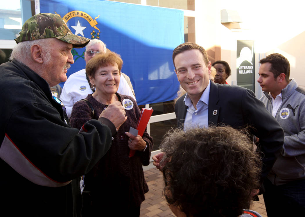 El candidato republicano a la gobernación, el Procurador General de Nevada Adán Laxalt, saluda a Glenn Noll, a la izquierda, y Barbara Rodgick después de hablar en Veterans Village, en el centr ...