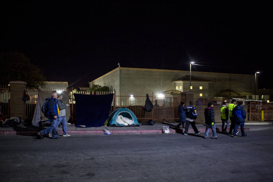 Voluntarios para el censo anual de personas sin hogar del condado de Clark caminan más allá de un campamento en Foremaster Lane en North Las Vegas el miércoles 24 de enero de 2018. Patrick Conn ...