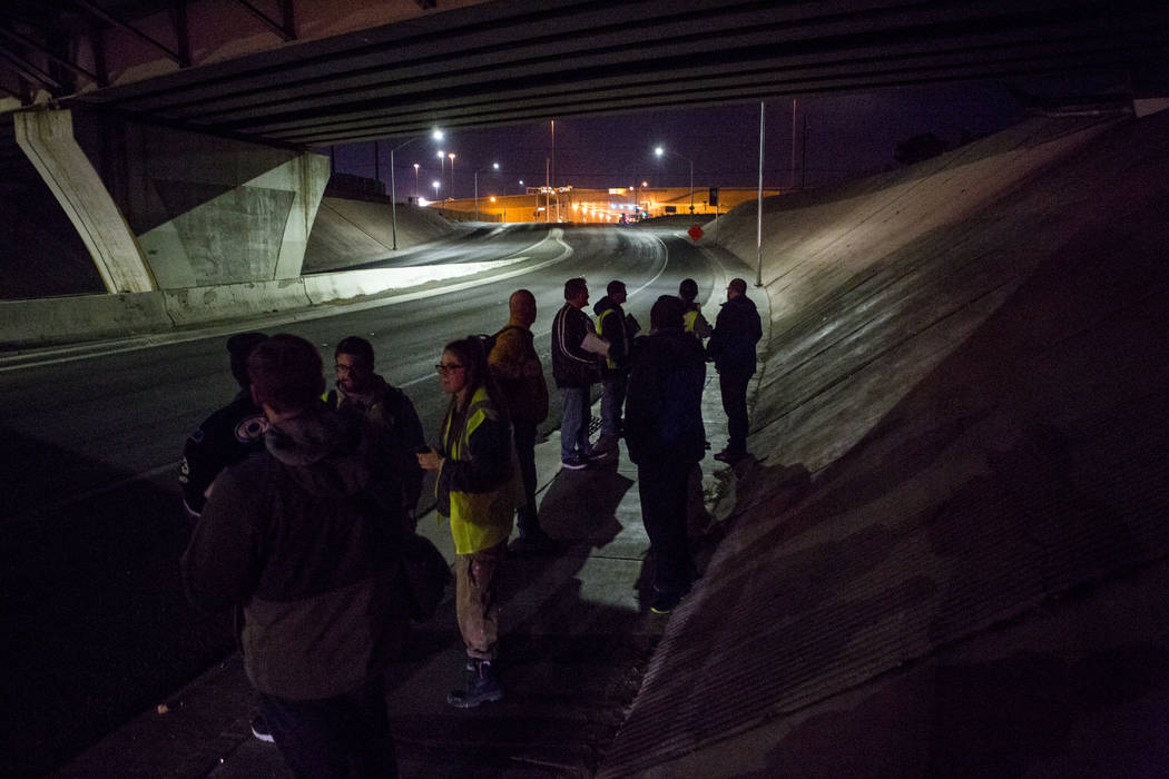 Voluntarios para el censo sin hogar anual del Condado de Clark se reagrupan debajo de un paso subterráneo en West Washington Avenue en Las Vegas el miércoles 24 de enero de 2018. Patrick Connoll ...
