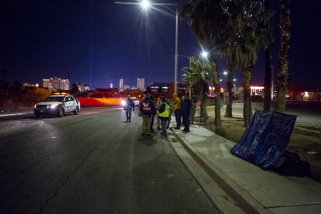Voluntarios para el censo sin hogar anual del Condado de Clark se reagrupan en Veterans Memorial Drive en Las Vegas durante el censo anual de personas sin hogar del Condado de Clark a primera hora ...