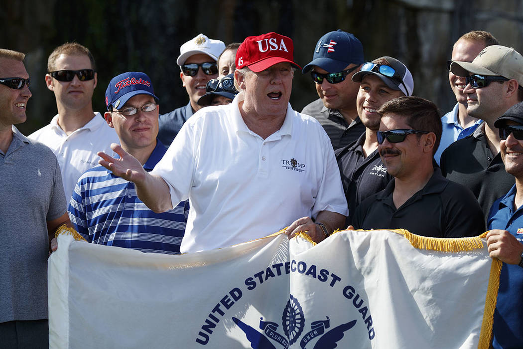 El presidente Donald Trump habla mientras se encuentra con miembros de la Guardia Costera de EE. UU., A quienes invitó a jugar al golf, en Trump International Golf Club, el viernes 29 de diciembr ...
