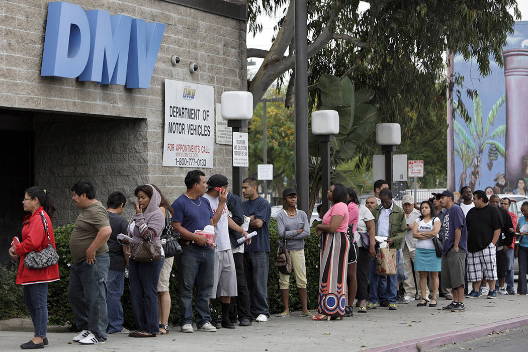 En esta foto del 11 de julio de 2011, las personas hacen cola para solicitar licencias de conducir fuera de una oficina del DMV en Los Ángeles. Los solicitantes de la licencia de conducir o tarje ...