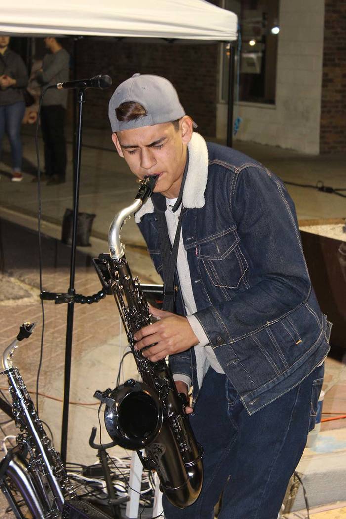 Diego Morales, es un saxofonista de 18 años, paga su carrera en CSN gracias a su talento musical. 5 de enero del 2018 en el centro de Las Vegas. | Foto Cristian De la Rosa / El Tiempo.