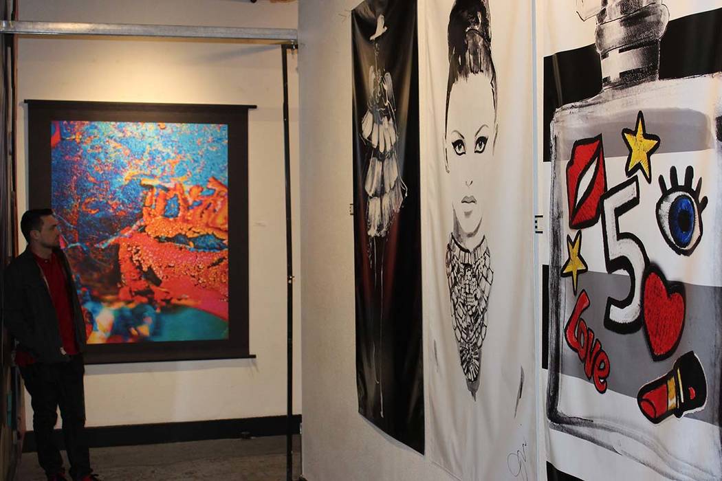 Puede ser testigo de cómo nace una obra de arte o apreciar las galerías de artistas locales. 5 de enero del 2018 en el centro de Las Vegas. | Foto Cristian De la Rosa / El Tiempo.