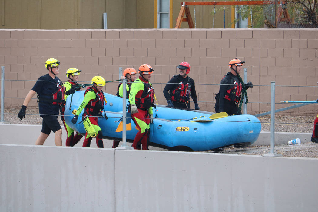 Un equipo de rescate se lleva un bote utilizado para rescatar a un hombre y una mujer debajo de un puente en el este de Carey Avenue junto a Las Vegas Wash el martes 9 de enero de 2018. Greg Haas  ...