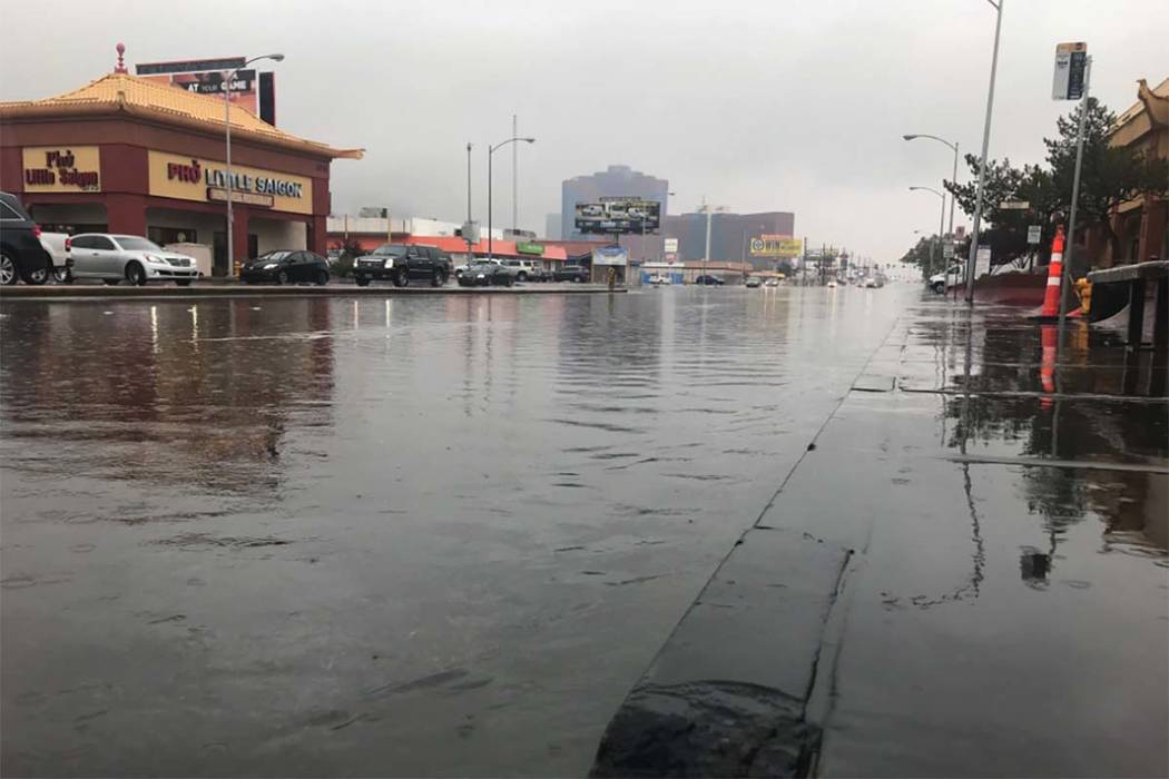 El agua de lluvia inunda la calle en West Spring Mountain Road y Valley View Boulevard, el martes, 9 de enero de 2018. (Elaine Wilson / Las Vegas Review-Journal)
