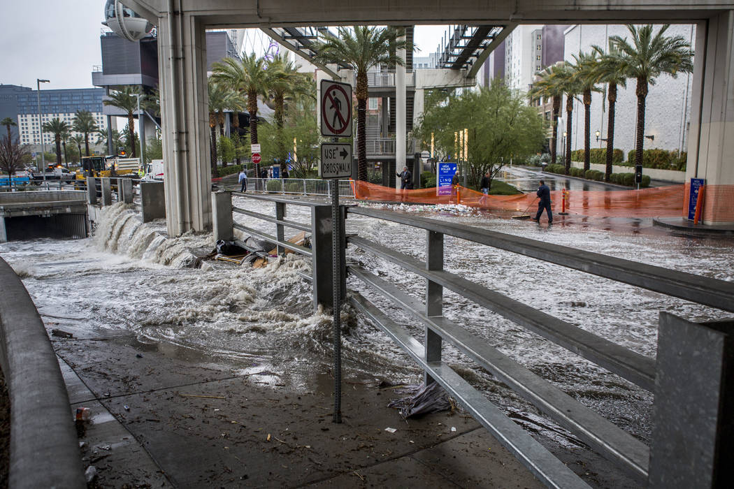 El martes, 9 de enero de 2018, se precipita agua en un canal de inundación cerca del The Linq Hotel en Las Vegas. (Patrick Connolly / Las Vegas Review-Journal) @PConnPie