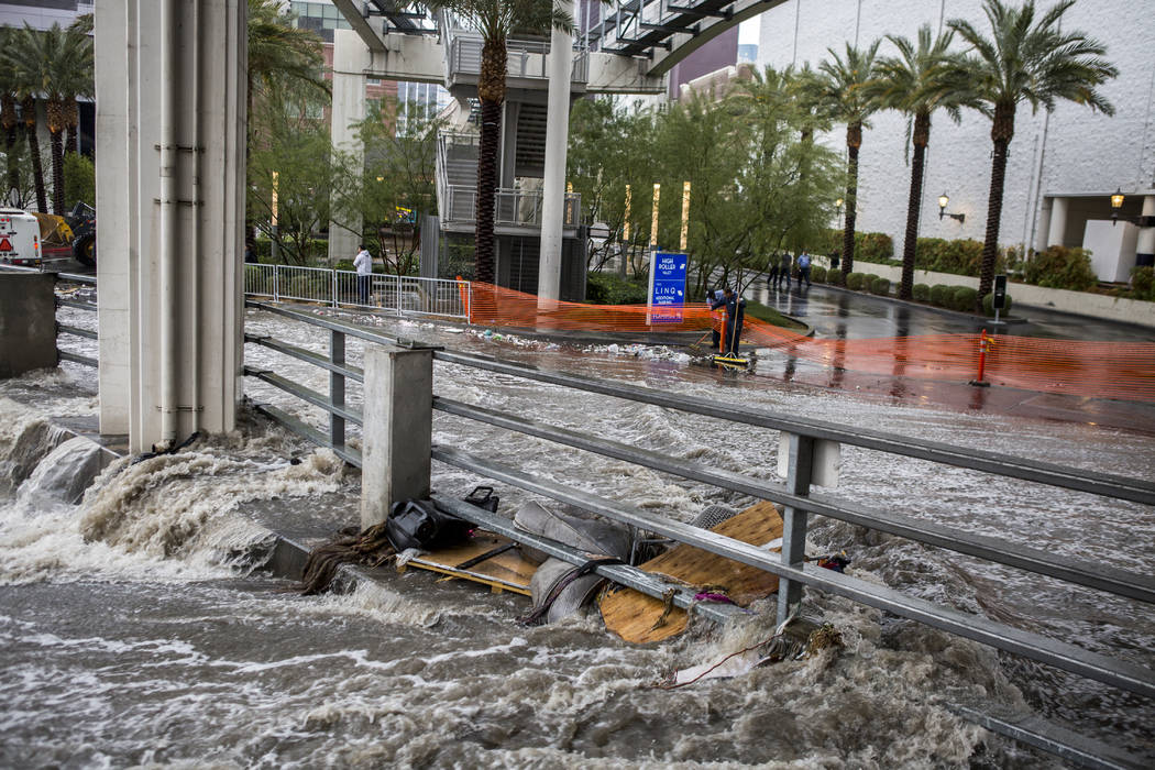 El martes, 9 de enero de 2018, se precipita agua en un canal de inundación cerca del The Linq Hotel en Las Vegas. (Patrick Connolly / Las Vegas Review-Journal) @PConnPie