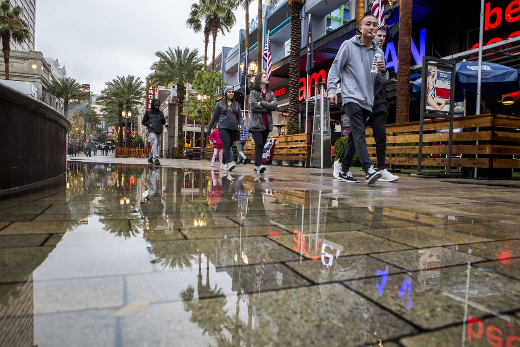 Los peatones caminan por The Linq Promenade en un día lluvioso en Las Vegas el martes, 9 de enero de 2018. (Patrick Connolly / Las Vegas Review-Journal) @PConnPie