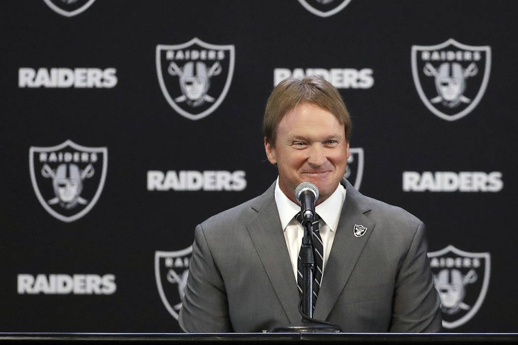 El nuevo entrenador en jefe de los Oakland Raiders, Jon Gruden, sonríe durante una conferencia de prensa de fútbol de la NFL en Alameda, California. Martes, 9 de enero de 2018. (AP Photo / Marci ...