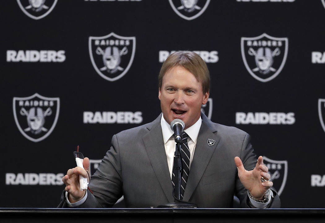 El nuevo entrenador en jefe de los Oakland Raiders, Jon Gruden, responde preguntas durante una conferencia de prensa de fútbol de la NFL el martes 9 de enero de 2018 en Alameda, California (AP Ph ...