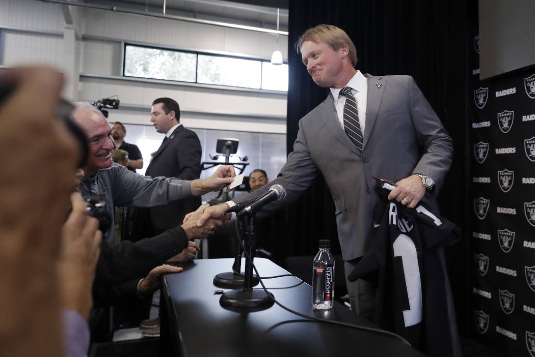 El entrenador en jefe de los Oakland Raiders, Jon Gruden, estrecha la mano de los periodistas después de una conferencia de prensa de fútbol de la NFL el martes 9 de enero de 2018 en Alameda, Ca ...