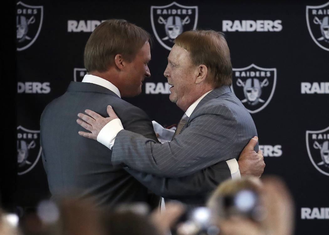 El propietario de los Oakland Raiders Mark Davis, a la derecha, abraza al nuevo entrenador en jefe Jon Gruden durante una conferencia de prensa de fútbol de la NFL el martes 9 de enero de 2018 en ...