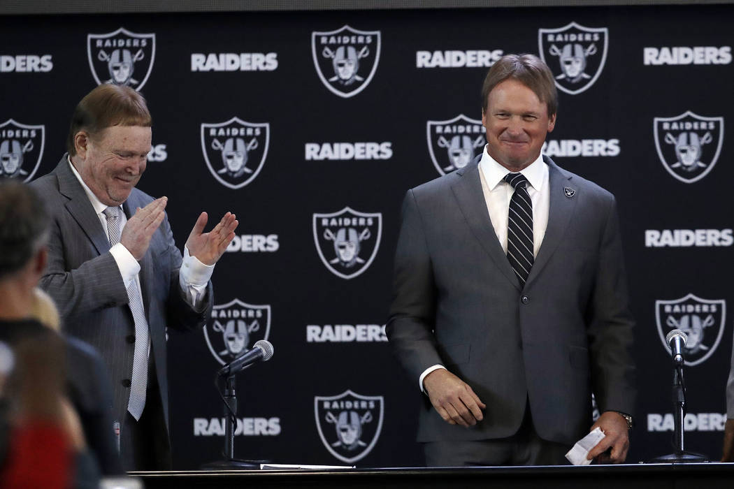 El entrenador en jefe de los Oakland Raiders, Jon Gruden, a la derecha, sonríe junto al dueño Mark Davis después de una conferencia de prensa de fútbol de la NFL el martes 9 de enero de 2018 e ...