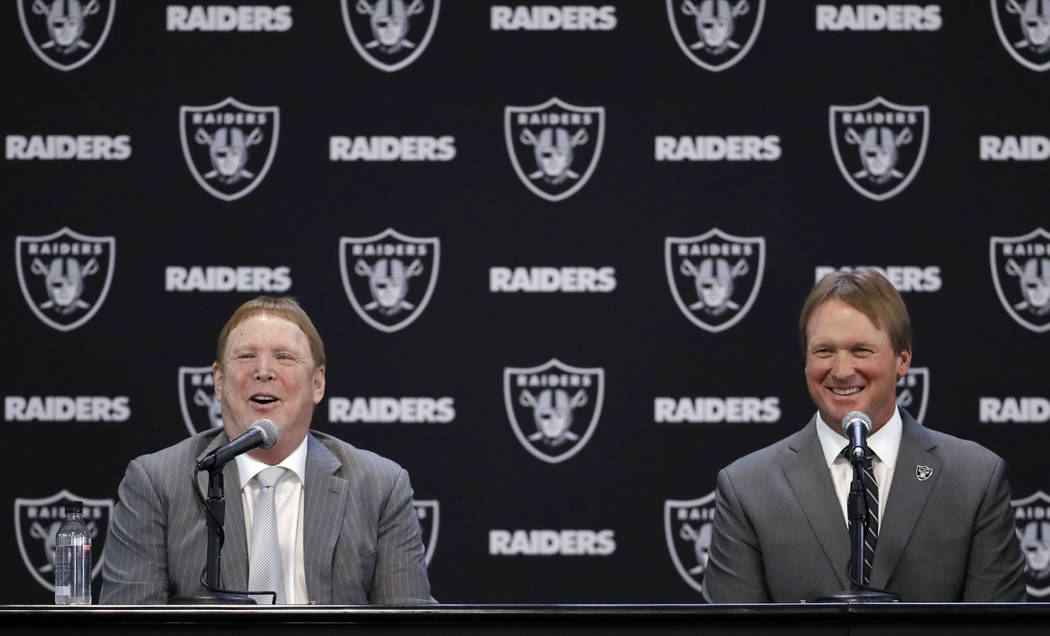 El entrenador en jefe de Oakland Raiders Jon Gruden, a la derecha, y el dueño Mark Davis responden preguntas durante una conferencia de prensa de fútbol de la NFL el martes 9 de enero de 2018 en ...