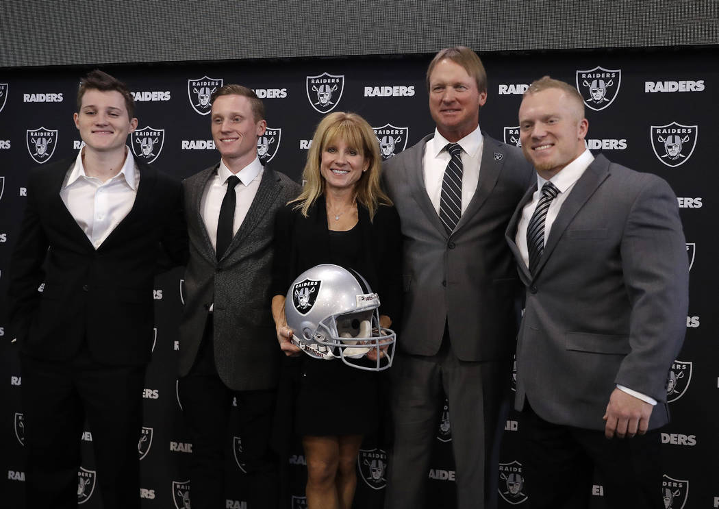 El entrenador en jefe de Oakland Raiders Jon Gruden, segundo desde la derecha, posa para fotografías con su familia después de una conferencia de prensa de fútbol de la NFL el martes 9 de enero ...