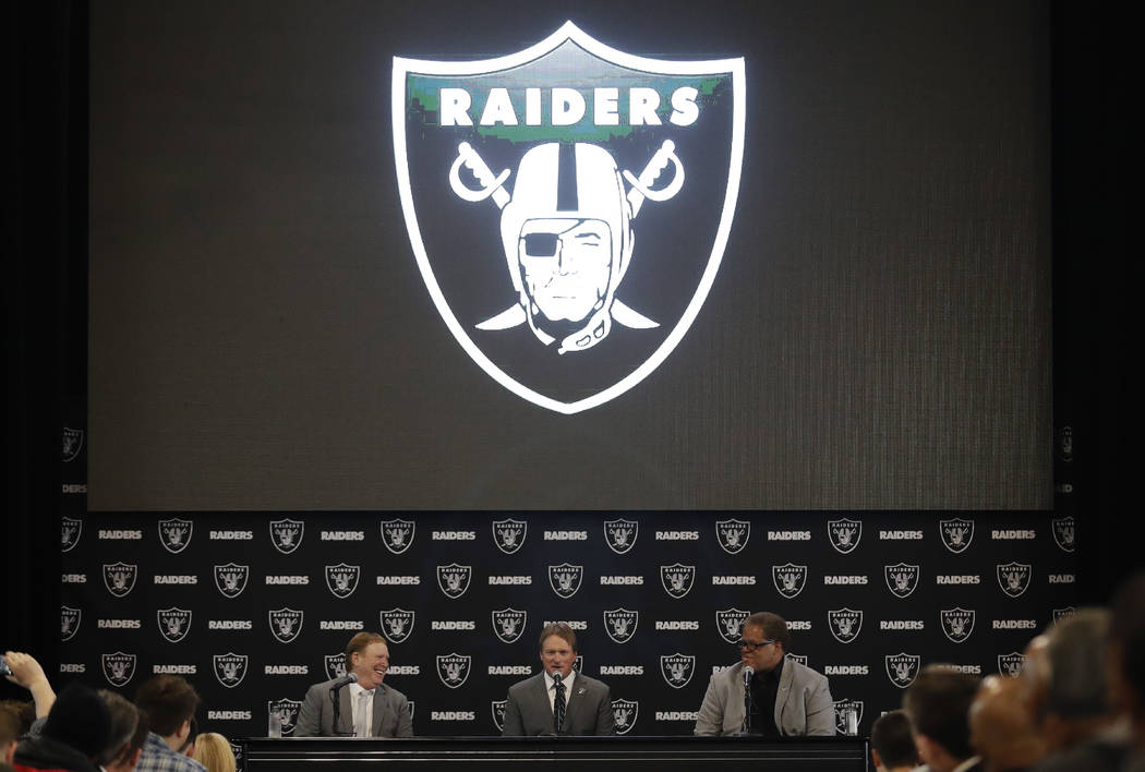 El entrenador en jefe de Oakland Raiders, Jon Gruden, responde preguntas junto con el propietario Mark Davis, izquierda, y el gerente general Reggie McKenzie durante una conferencia de prensa de f ...