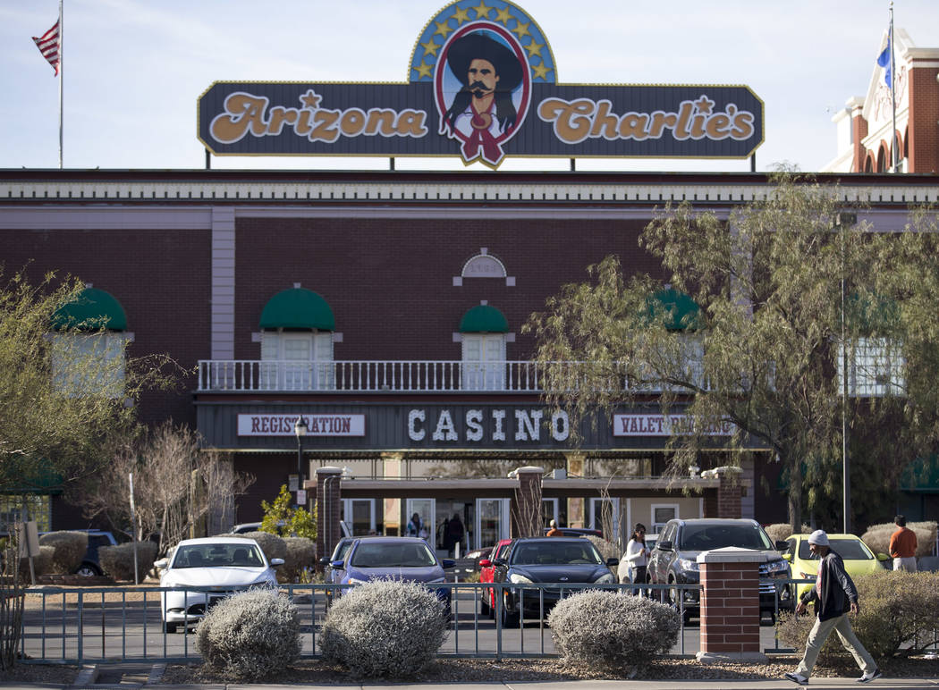 Investigadores de la Escena del Crimen y detectives de Metro están investigando después de que dos guardias de seguridad murieron en una habitación de hotel en el hotel-casino de Arizona Charli ...