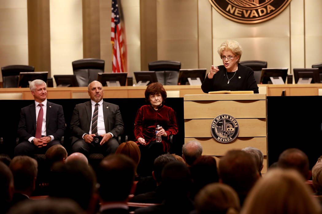 La Alcaldesa Carolyn Goodman da la bienvenida a la multitud durante su discurso sobre el Estado de la Ciudad en las cámaras del Consejo Municipal de Las Vegas en Las Vegas, el 11 de enero de 2018 ...