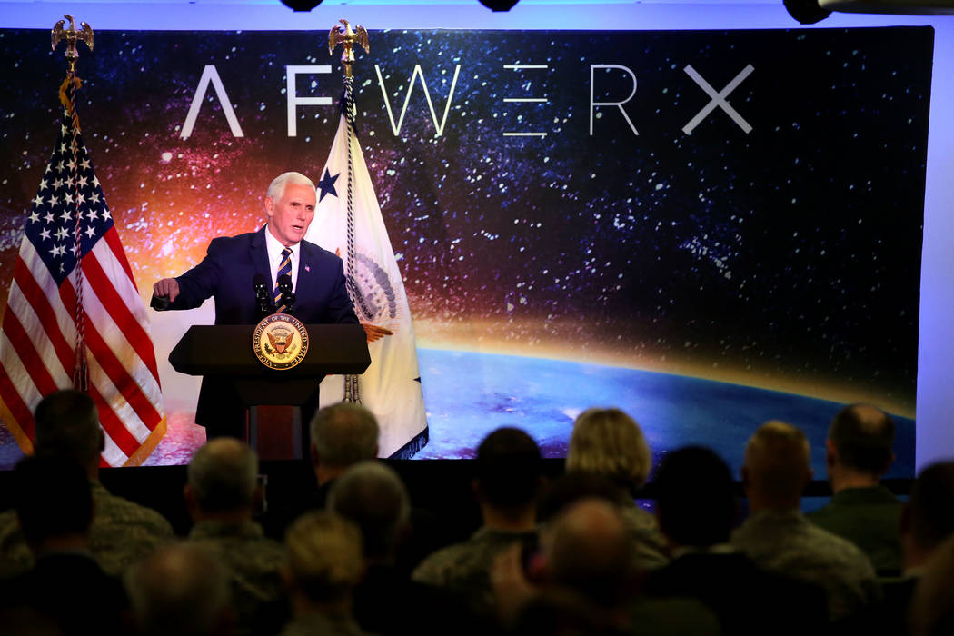 El vicepresidente Mike Pence habla en la inauguración de AFWERX Vegas, un espacio de trabajo para el programa de la Fuerza Aérea que fomenta los compromisos de innovación empresarial. El centro ...